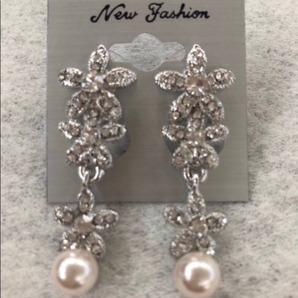 NWT Dainty Pearls & Crystals & Necklace Set - Picture 2 of 10
